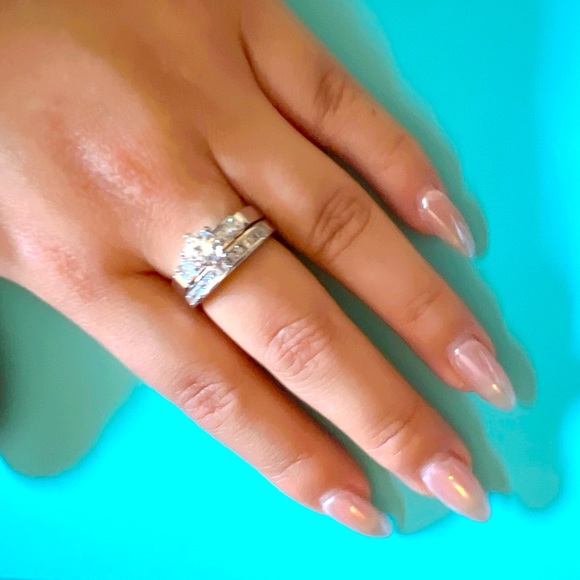 18K White Gold Plated Ring with Zirconia - Picture 2 of 5